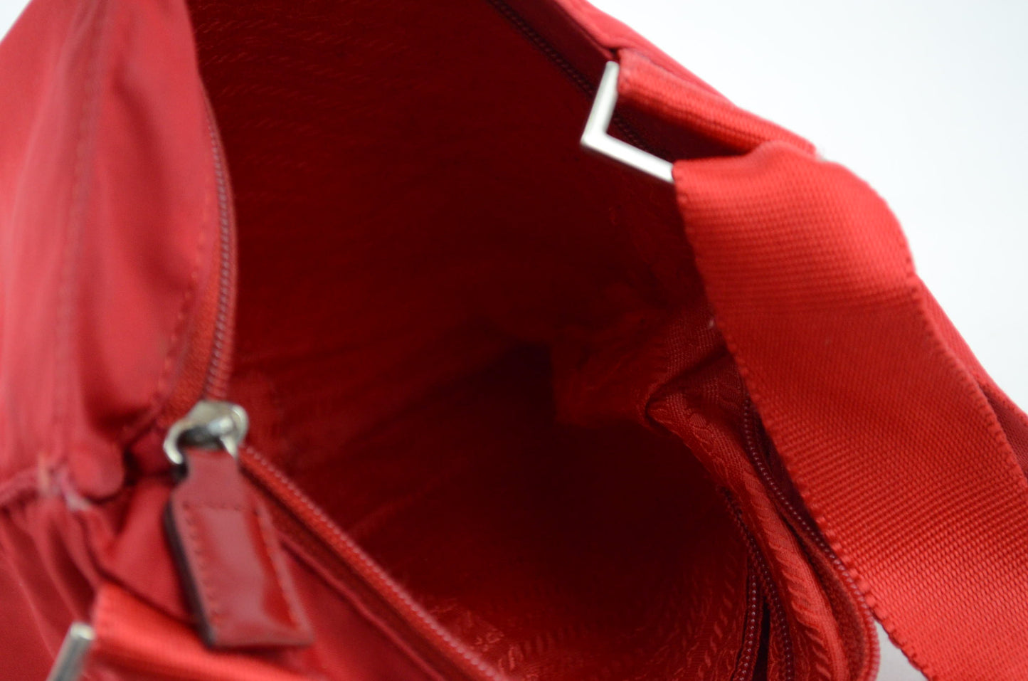 Prada Nylon Umhängetasche rot