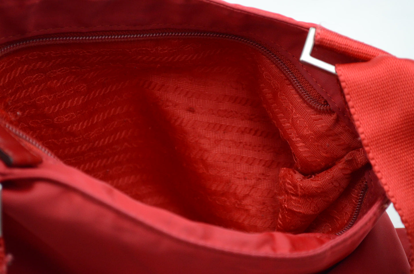 Prada Nylon Umhängetasche rot