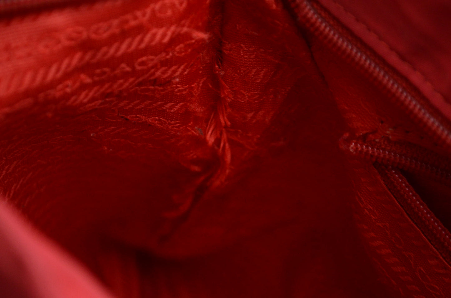 Prada Nylon Umhängetasche rot