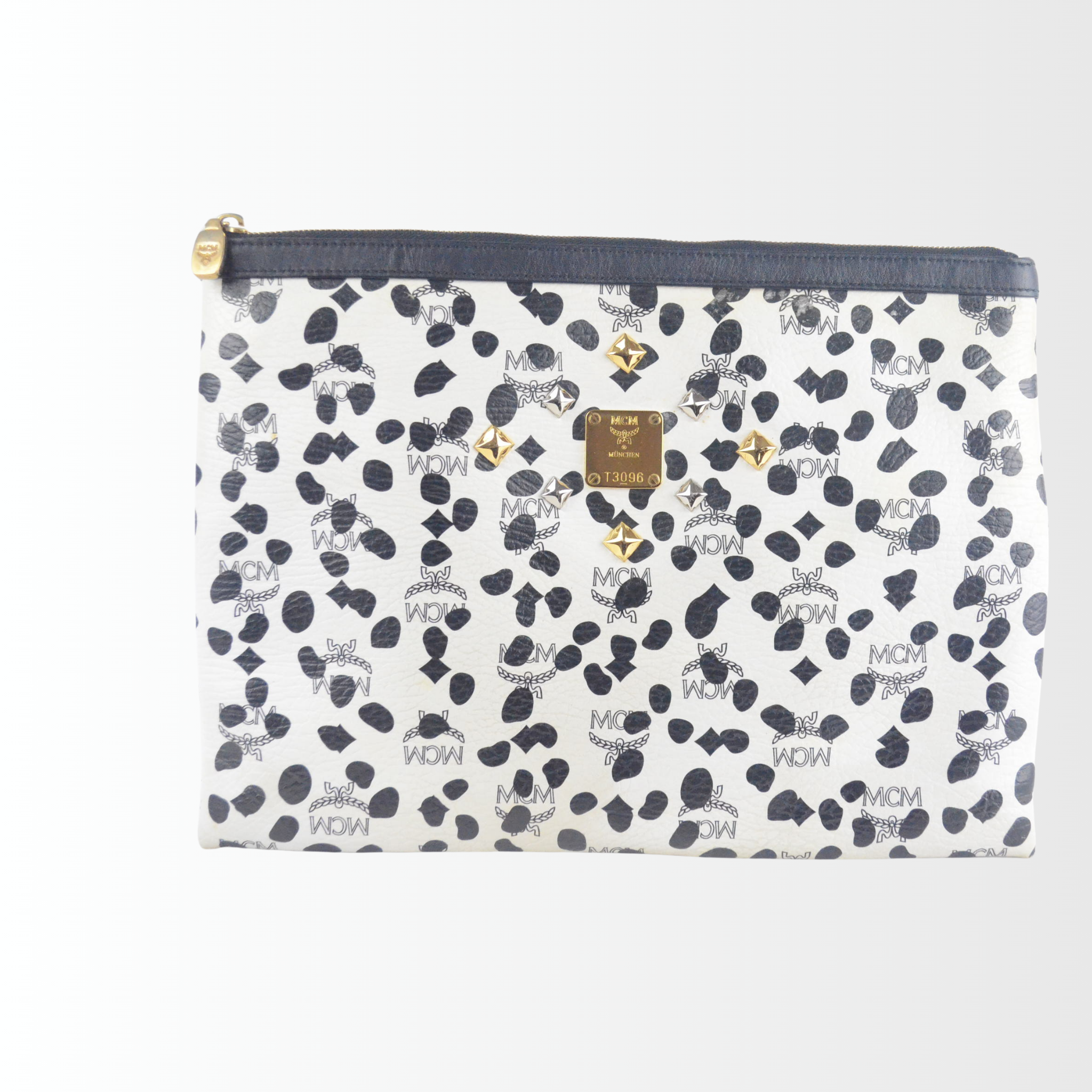 MCM Clutch aus der Loveless x MCM Collaboration