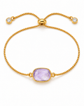 Goldfarbenes Armband aus vergoldetem Messing mit facettiertem Amethyst und Schiebeverschluss auf weißem Hintergrund