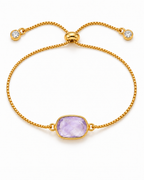 Goldfarbenes Armband aus vergoldetem Messing mit facettiertem Amethyst und Schiebeverschluss auf weißem Hintergrund