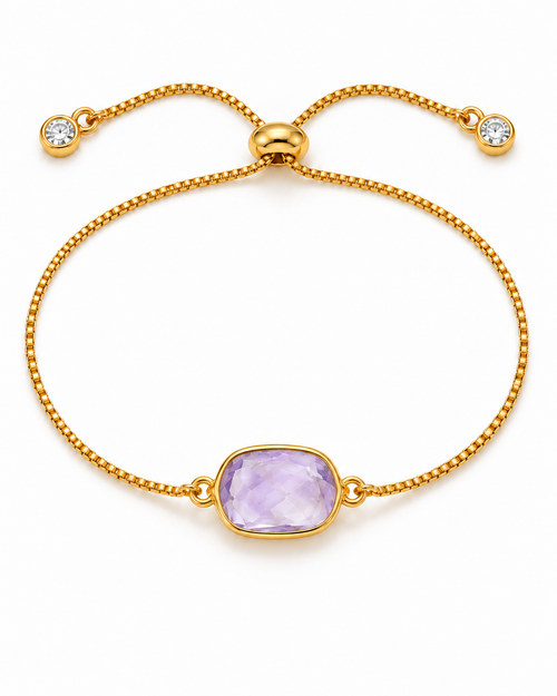 Goldfarbenes Armband aus vergoldetem Messing mit facettiertem Amethyst und Schiebeverschluss auf weißem Hintergrund