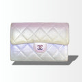 Chanel Gradient Metallic Large Gusset Flap Wallet aus irisierendem Kalbsleder in Silber, Blau, Gelb und Lila, Vorderansicht