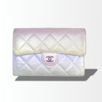 Chanel Gradient Metallic Large Gusset Flap Wallet aus irisierendem Kalbsleder in Silber, Blau, Gelb und Lila, Vorderansicht
