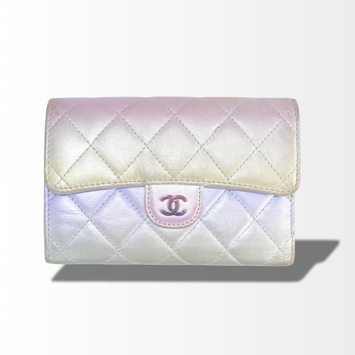 Chanel Gradient Metallic Large Gusset Flap Wallet aus irisierendem Kalbsleder in Silber, Blau, Gelb und Lila, Vorderansicht