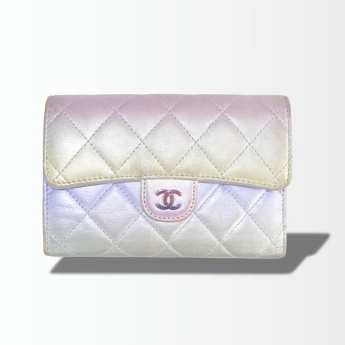 Chanel Gradient Metallic Large Gusset Flap Wallet aus irisierendem Kalbsleder in Silber, Blau, Gelb und Lila, Vorderansicht