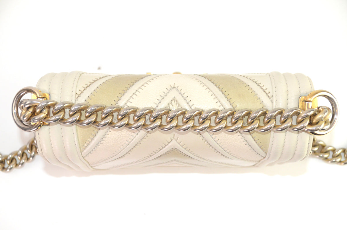 Chanel Boy Chevron Schultertasche Weiß & Beige