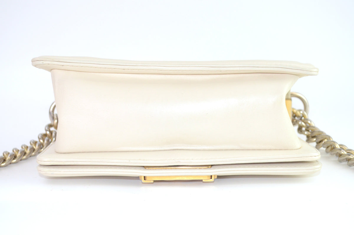 Chanel Boy Chevron Schultertasche Weiß & Beige