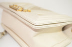 Chanel Boy Chevron Schultertasche Weiß & Beige