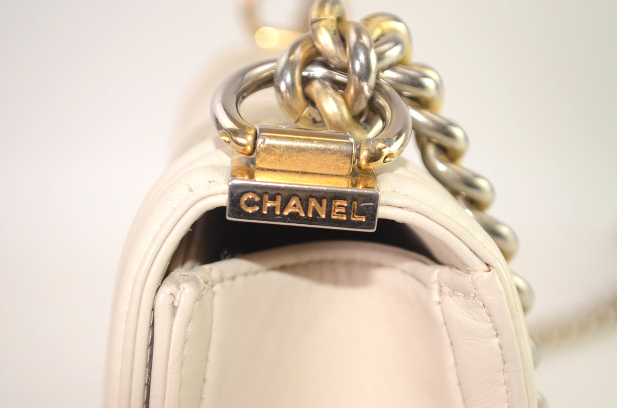 Chanel Boy Chevron Schultertasche Weiß & Beige