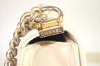 Chanel Boy Chevron Schultertasche Weiß & Beige