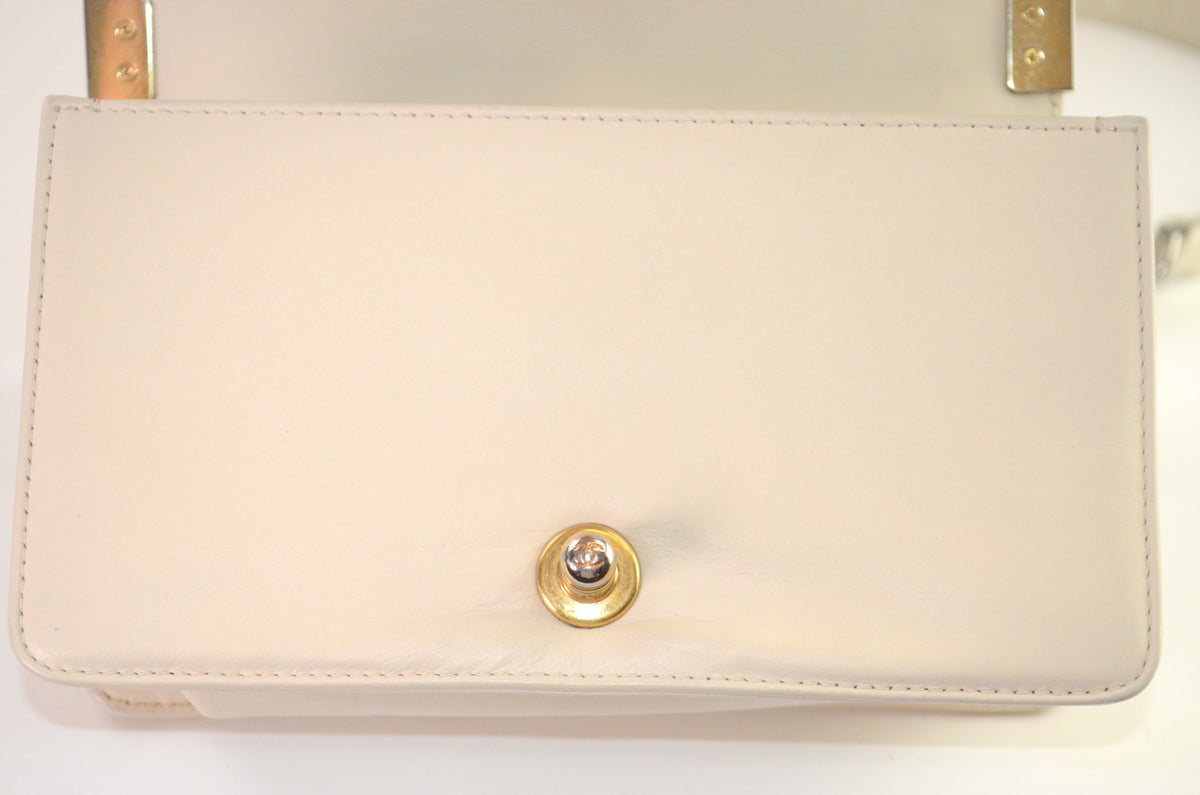 Chanel Boy Chevron Schultertasche Weiß & Beige