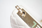 Chanel Schultertasche Weiß mit CC-Verschluss