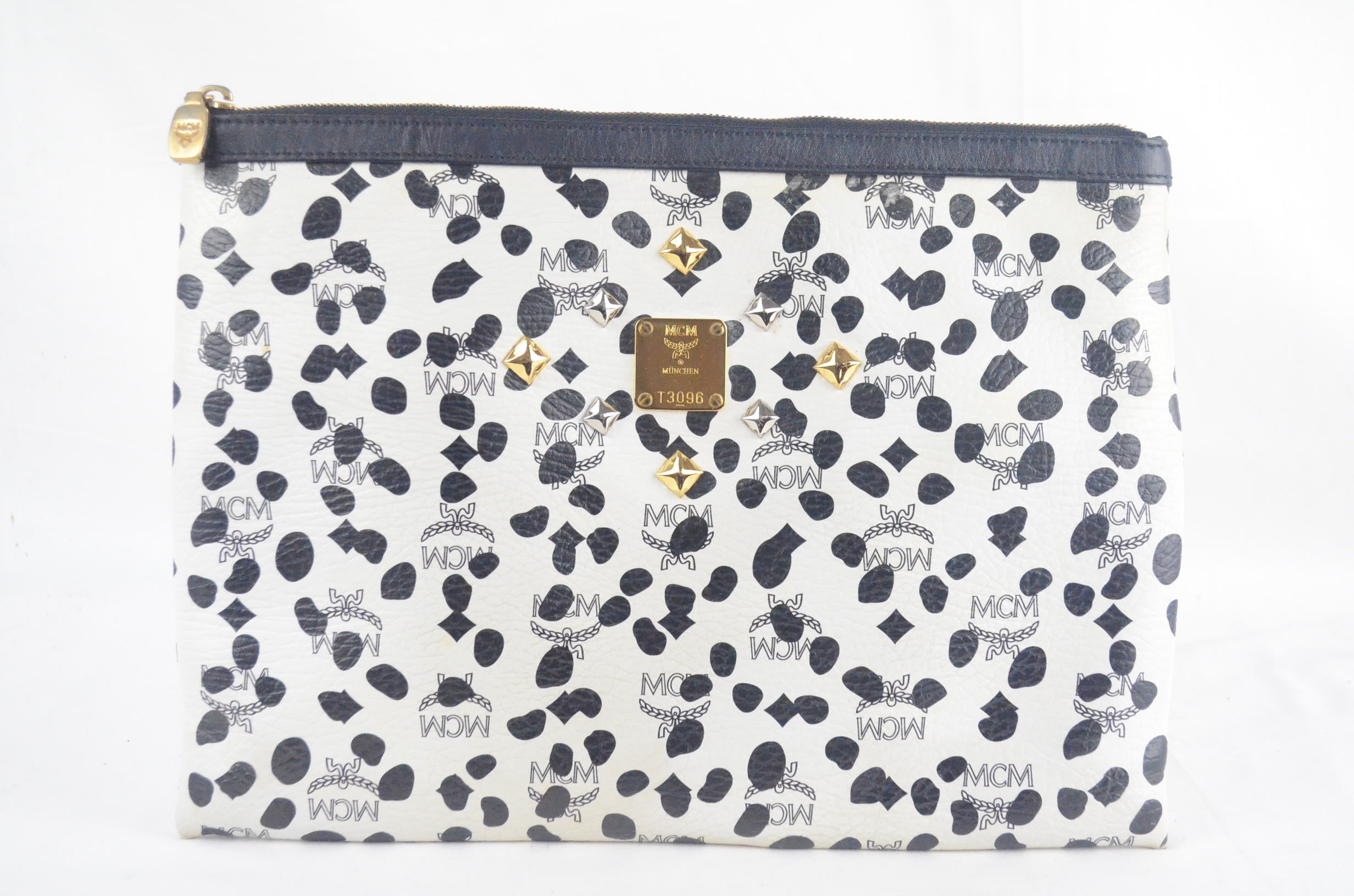MCM Clutch aus der Loveless x MCM Collaboration