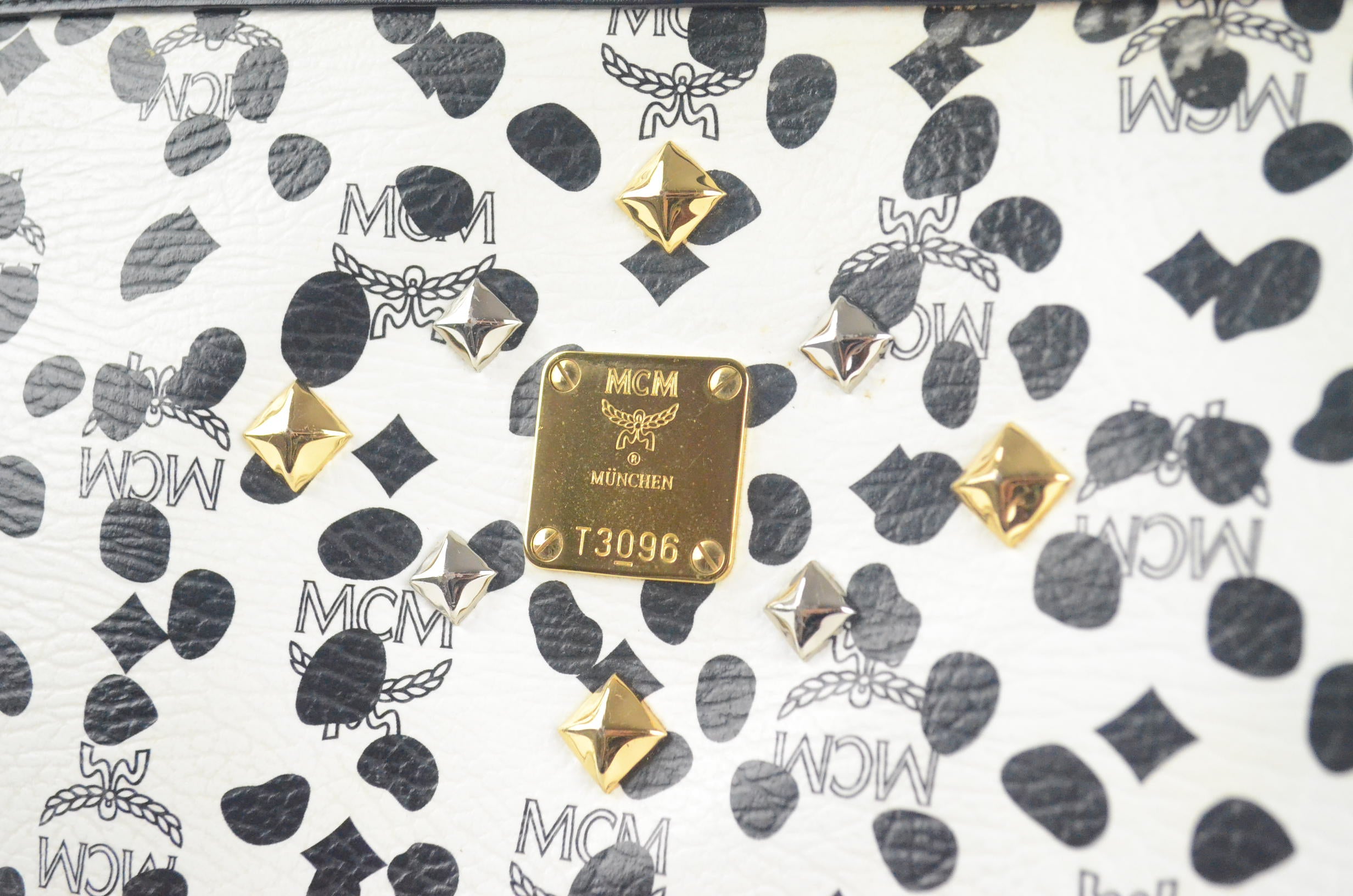 MCM Clutch aus der Loveless x MCM Collaboration