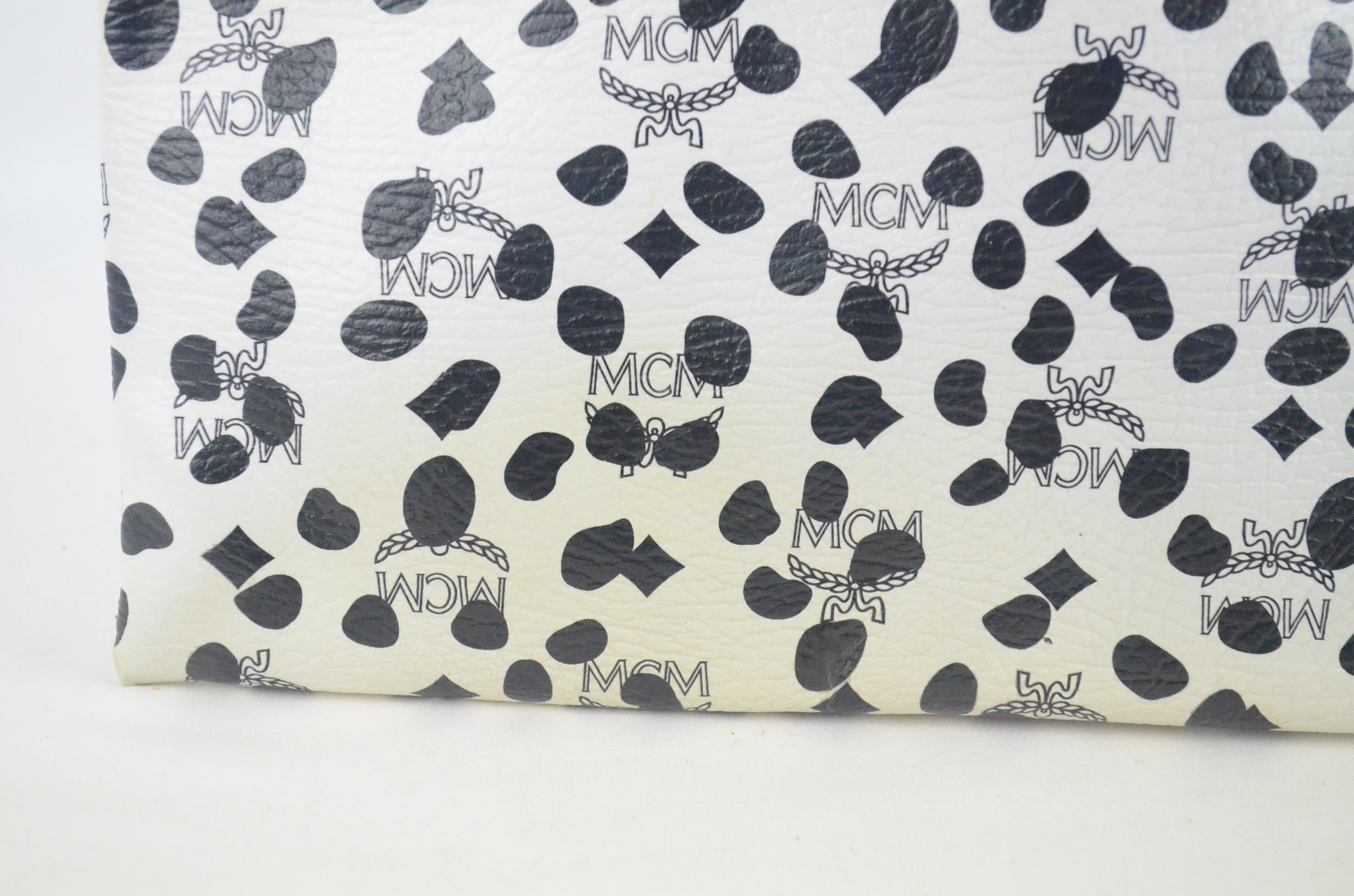 MCM Clutch aus der Loveless x MCM Collaboration