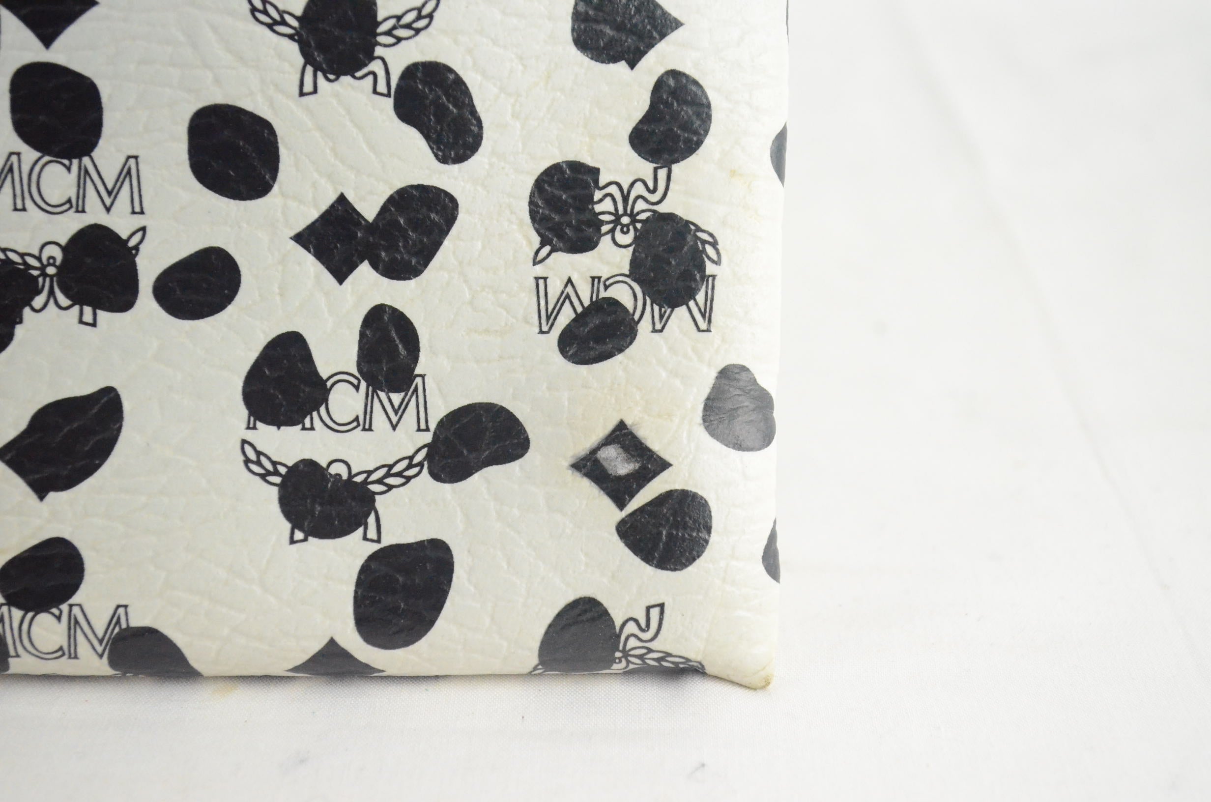 MCM Clutch aus der Loveless x MCM Collaboration