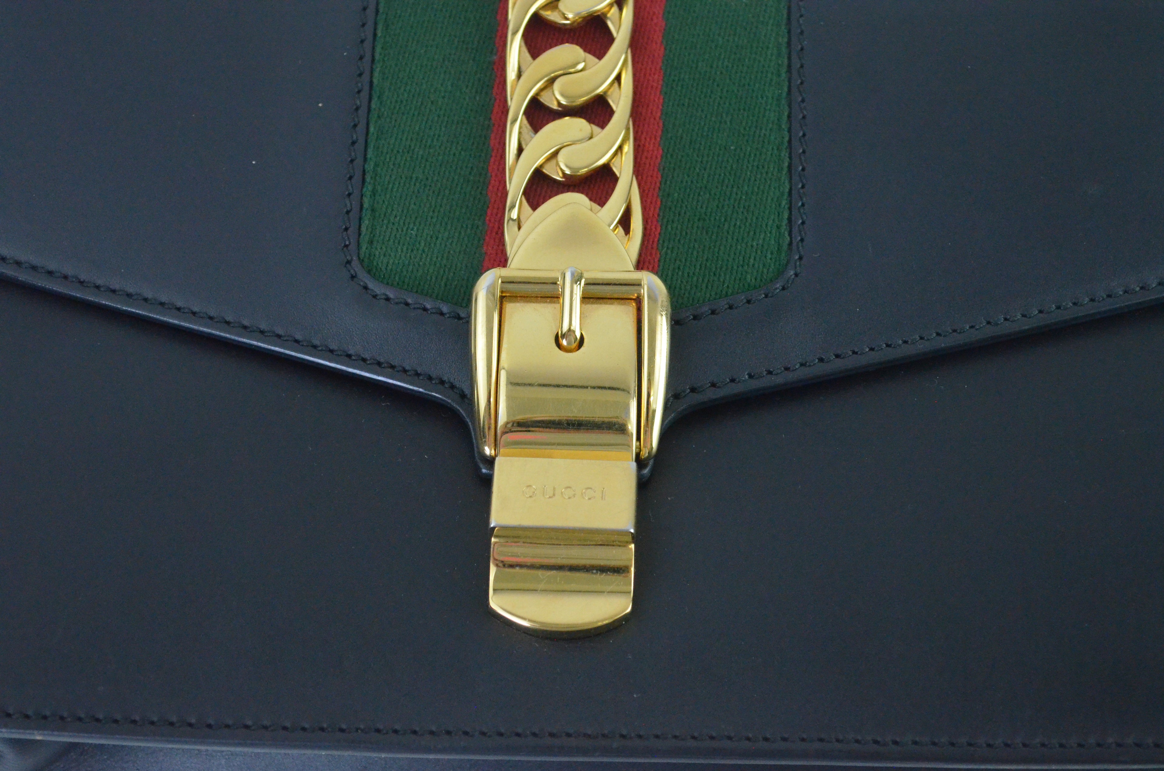 Gucci Sylvie Schultertasche Leder Schwarz mit Webstreifen
