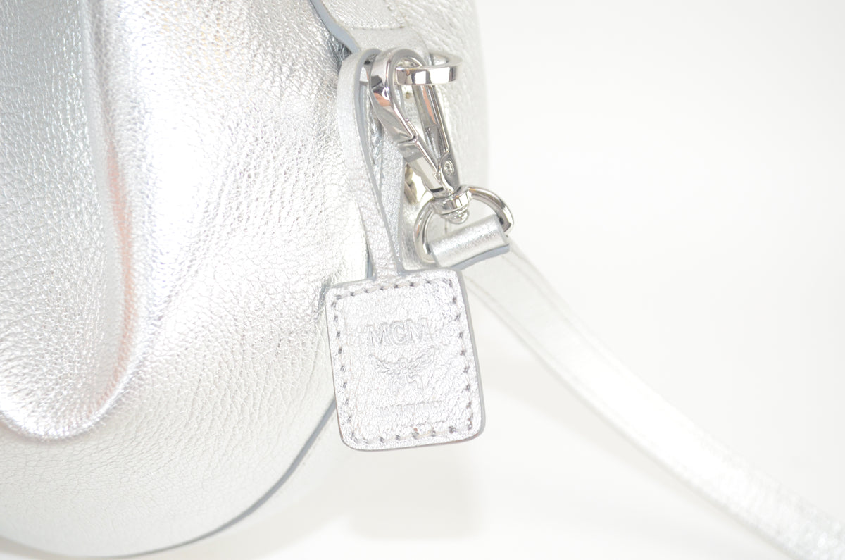 MCM Metallic Studded Bucket Bag Silber