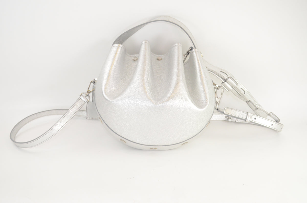 MCM Metallic Studded Bucket Bag Silber