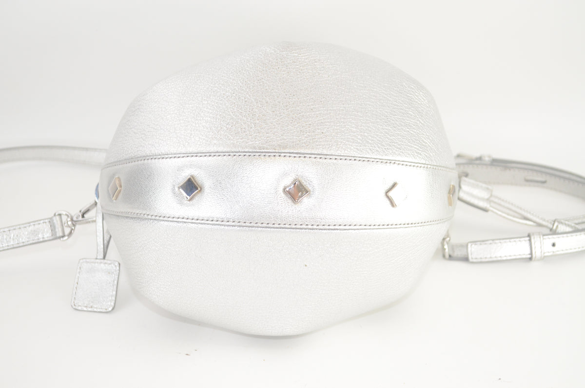 MCM Metallic Studded Bucket Bag Silber
