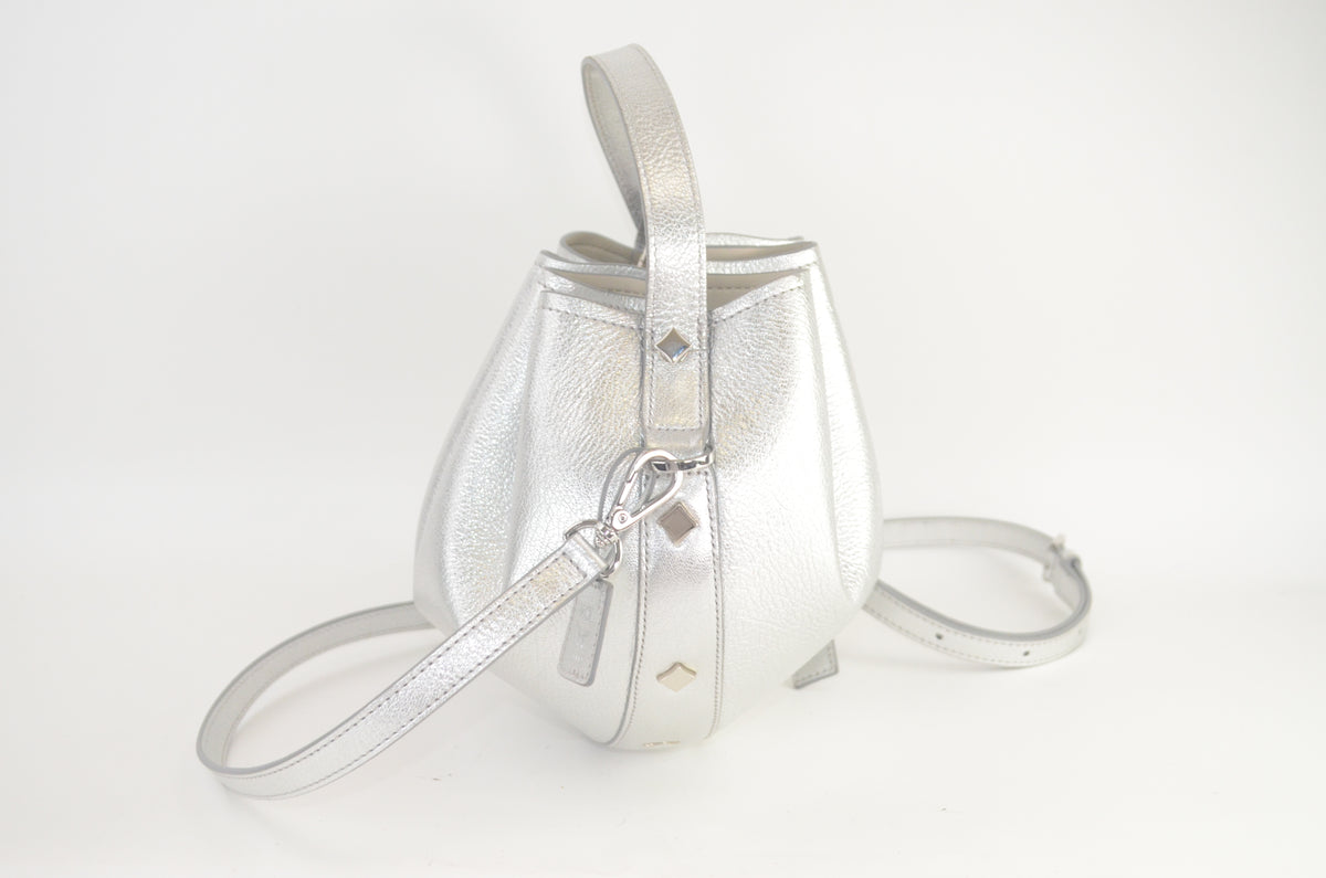 MCM Metallic Studded Bucket Bag Silber