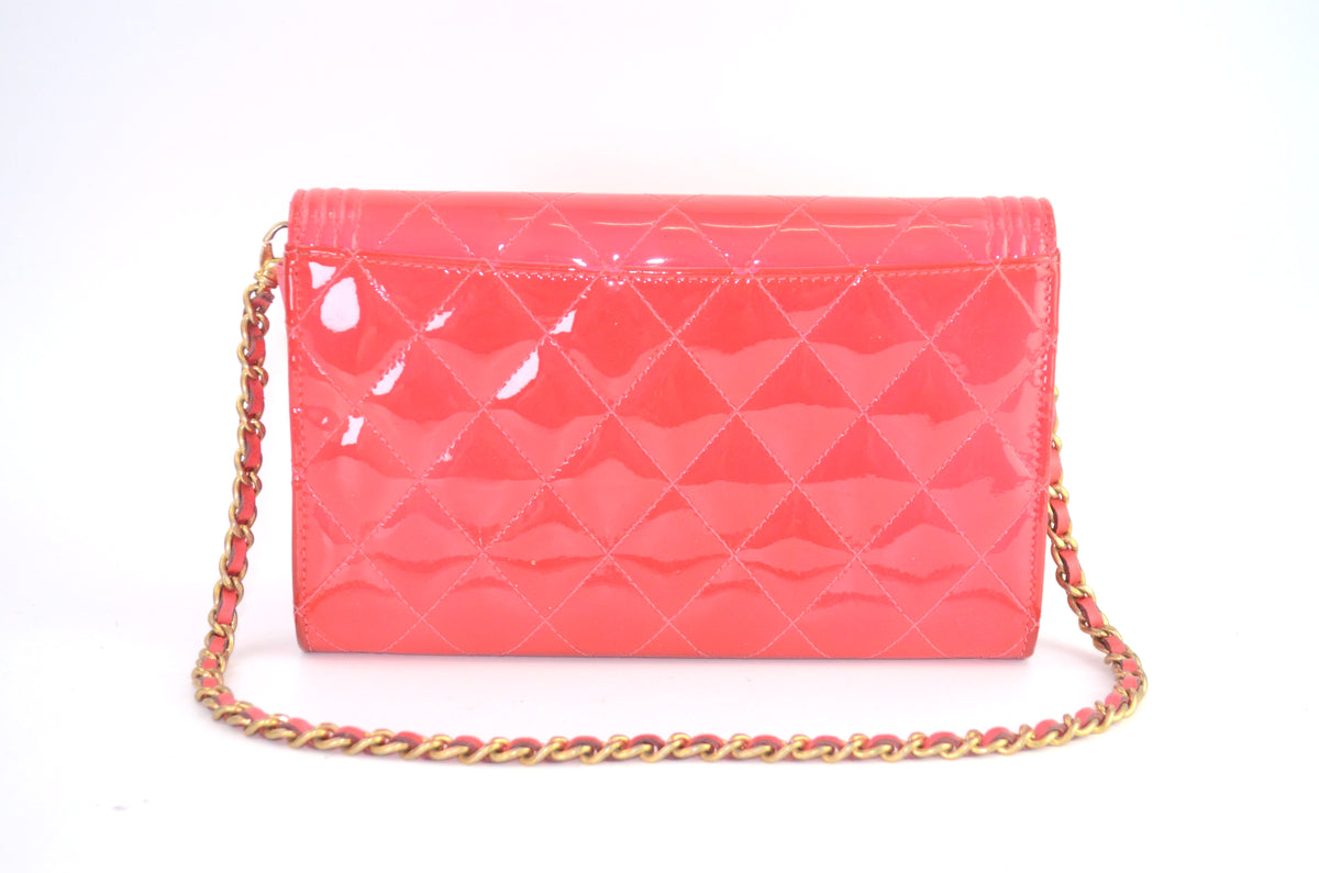 Chanel Boy Wallet on Chain Lackleder Pink mit Kettenriemen