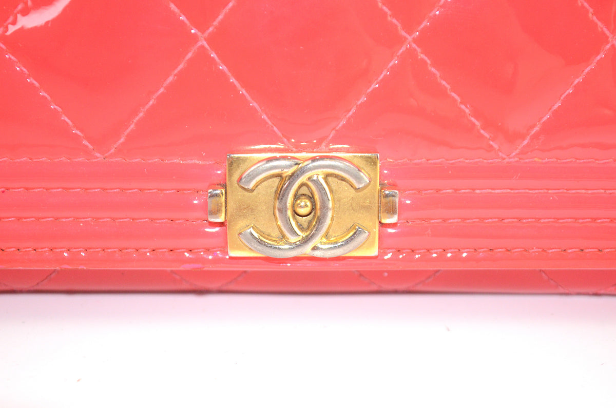 Chanel Boy Wallet on Chain Lackleder Pink mit Kettenriemen