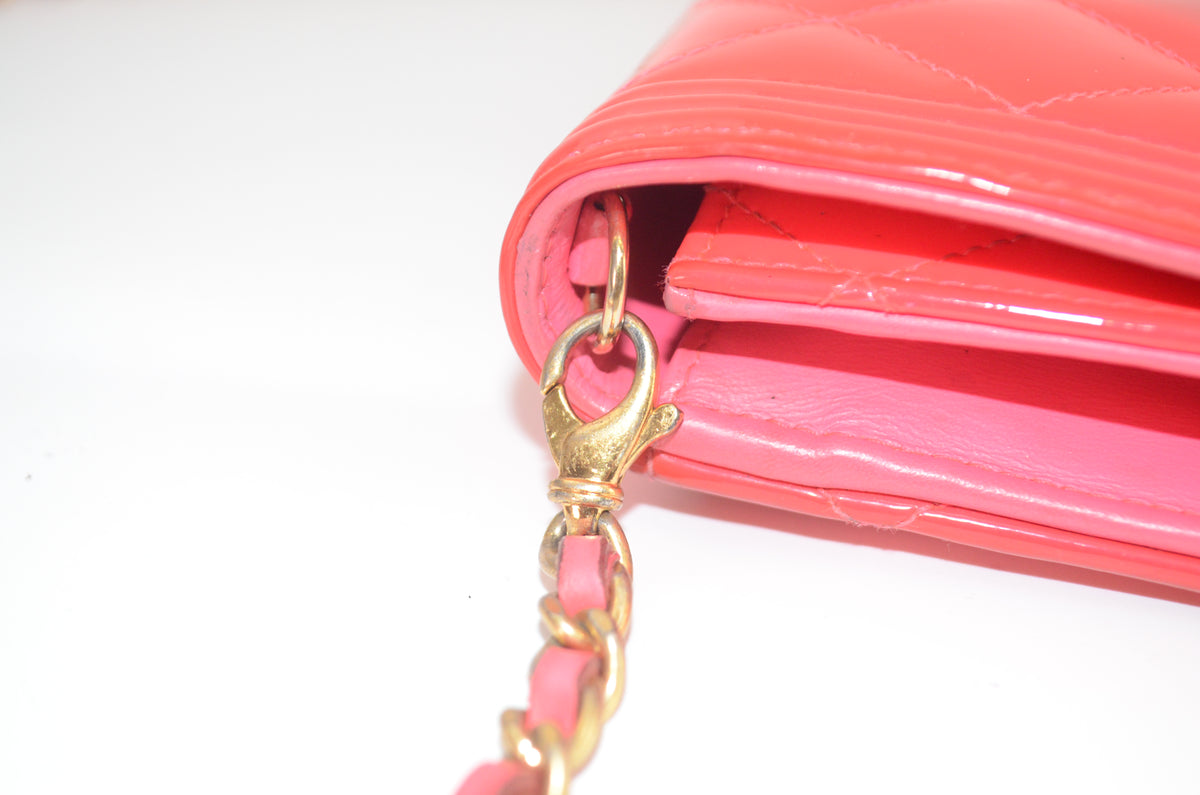 Chanel Boy Wallet on Chain Lackleder Pink mit Kettenriemen