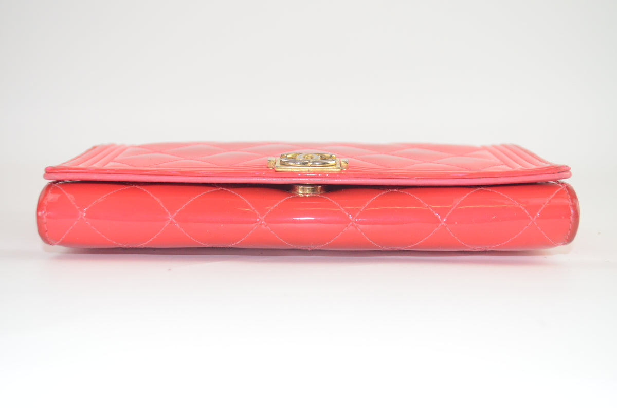 Chanel Boy Wallet on Chain Lackleder Pink mit Kettenriemen