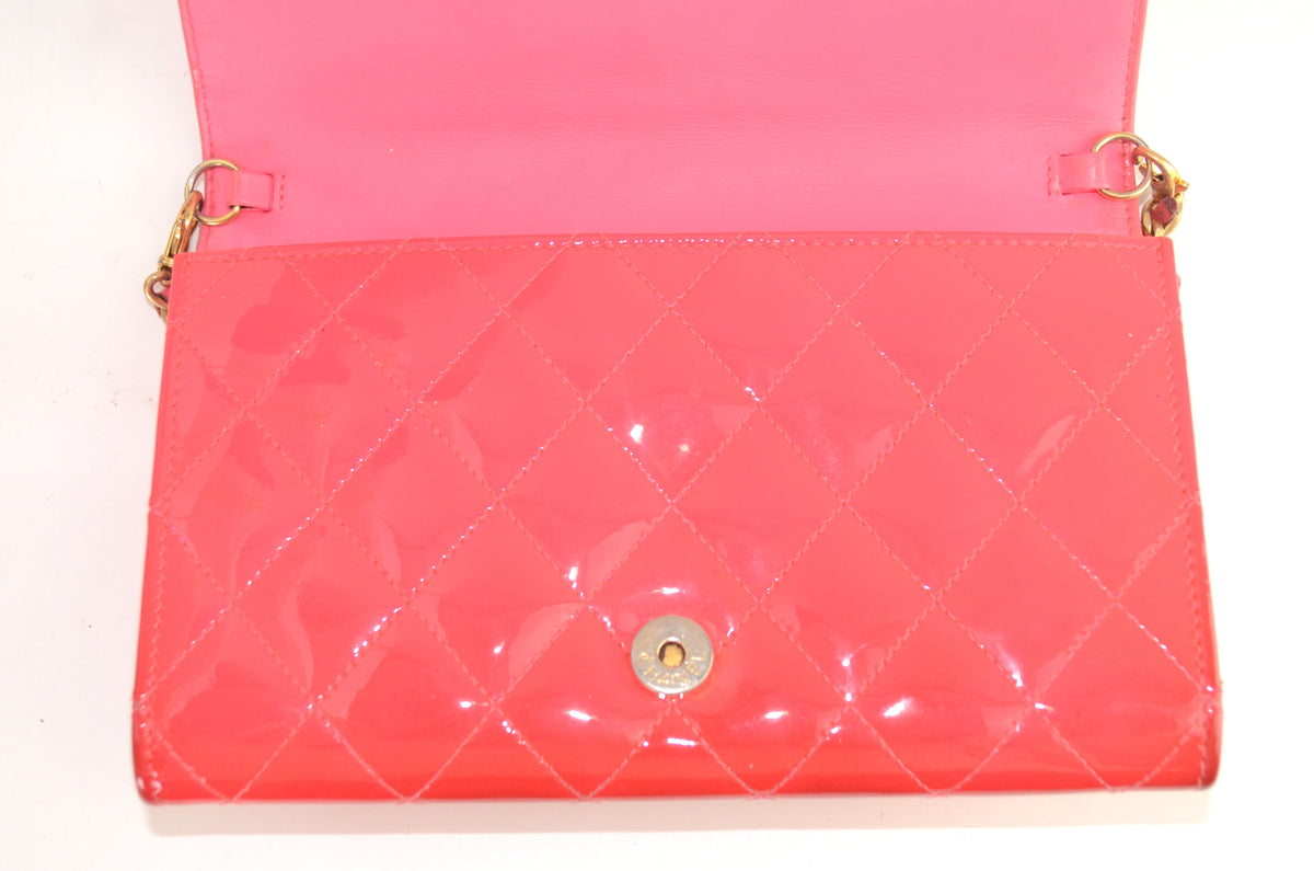 Chanel Boy Wallet on Chain Lackleder Pink mit Kettenriemen