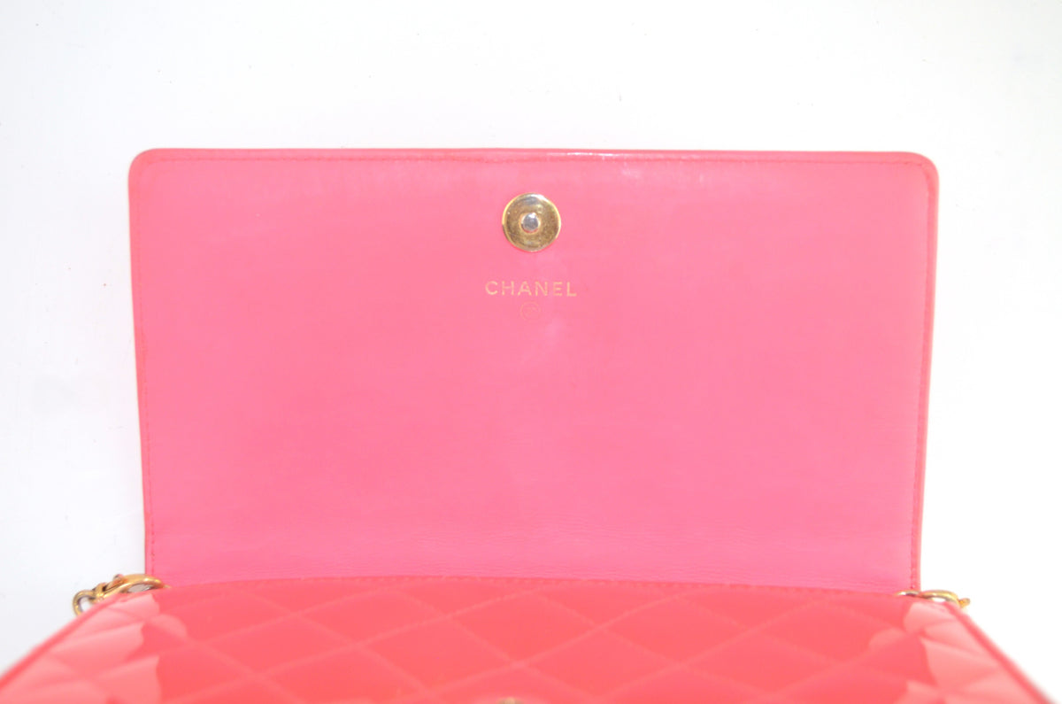 Chanel Boy Wallet on Chain Lackleder Pink mit Kettenriemen