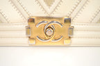 Chanel Boy Chevron Schultertasche Weiß & Beige
