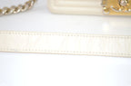 Chanel Boy Chevron Schultertasche Weiß & Beige