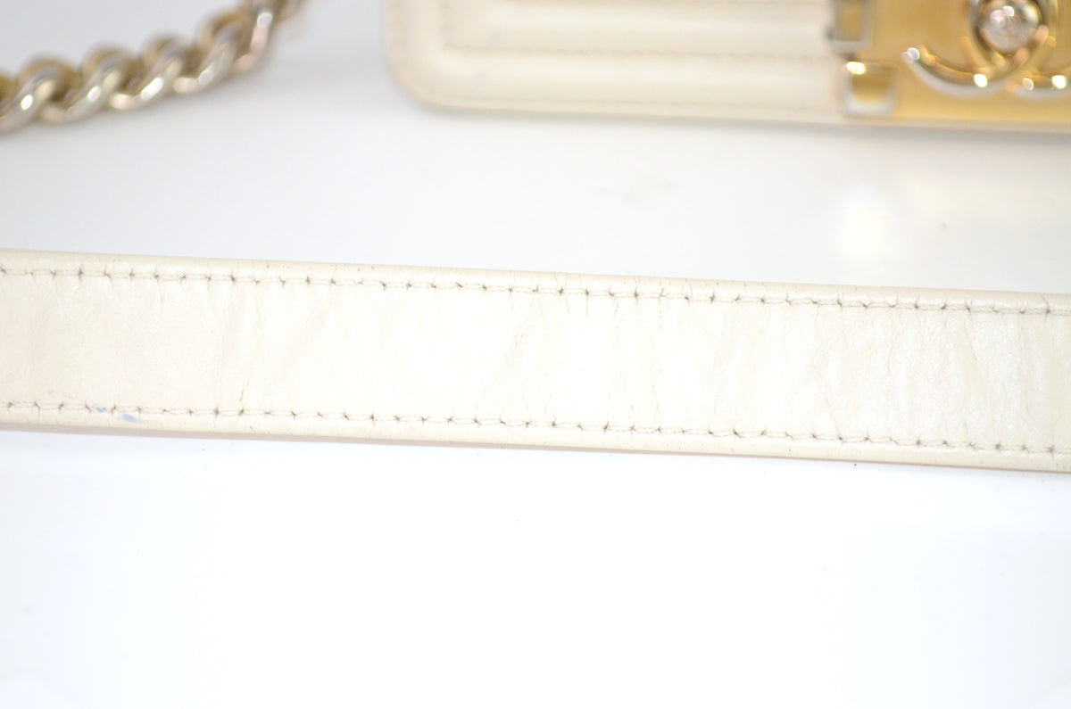 Chanel Boy Chevron Schultertasche Weiß & Beige