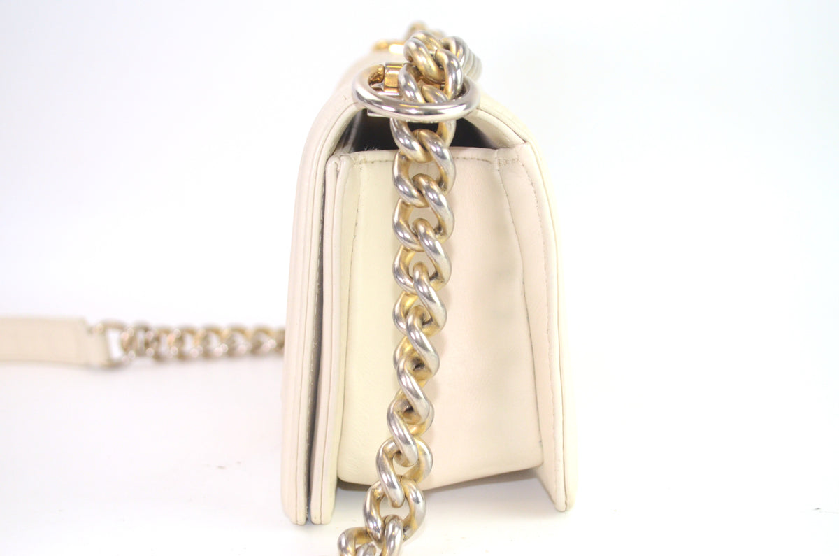 Chanel Boy Chevron Schultertasche Weiß & Beige