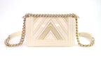 Chanel Boy Chevron Schultertasche Weiß & Beige