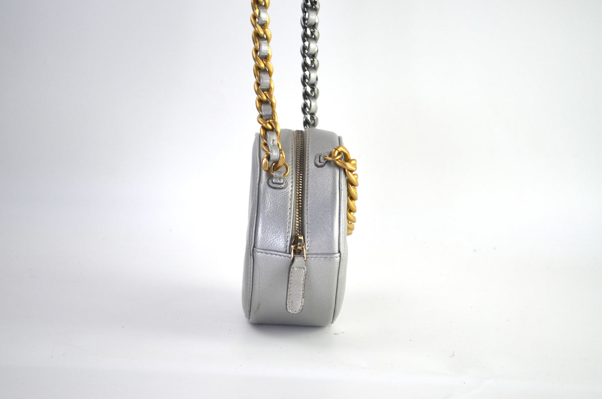 Chanel 19 Round Clutch with Chain Metallic Silber