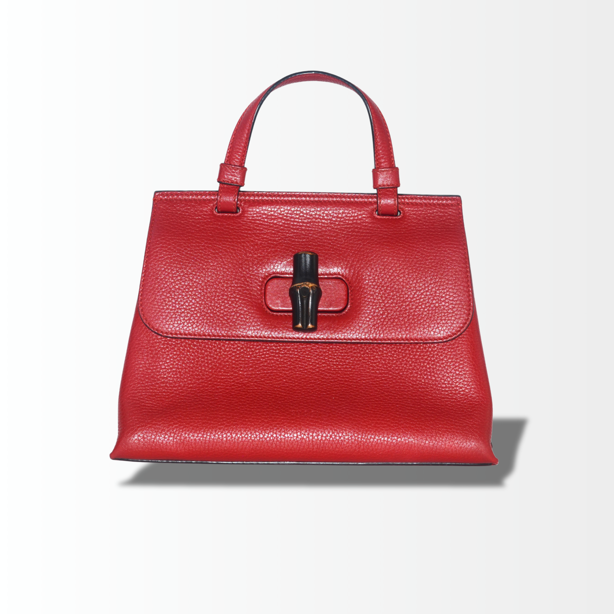 Gucci Bamboo Daily Top Handle Bag aus rotem genarbtem Leder frontal