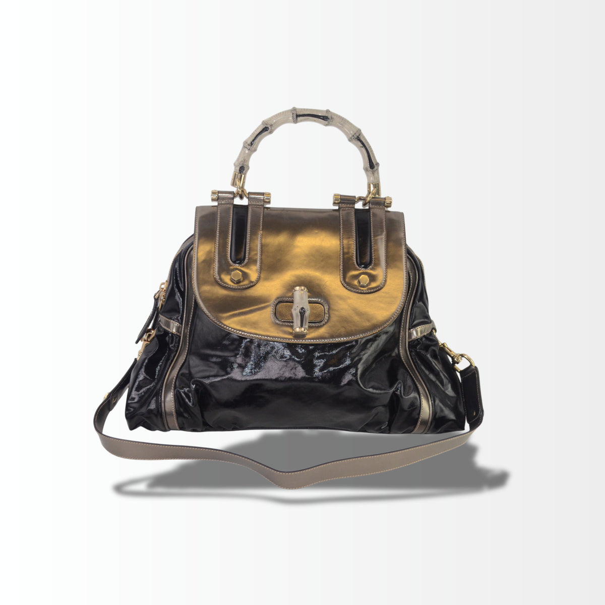 Gucci Bamboo Pop Handtasche aus schwarzem und metallischem Lackleder mit Bamboo-Henkel