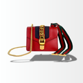 Gucci Mini Sylvie Chain Shoulder Bag aus rotem Leder mit goldfarbener Kette