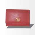 Gucci GG Marmont Kartenetui aus rotem Strukturleder mit goldfarbenem Double G in Vorderansicht