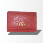 Gucci GG Marmont Kartenetui aus rotem Strukturleder mit goldfarbenem Double G in Vorderansicht