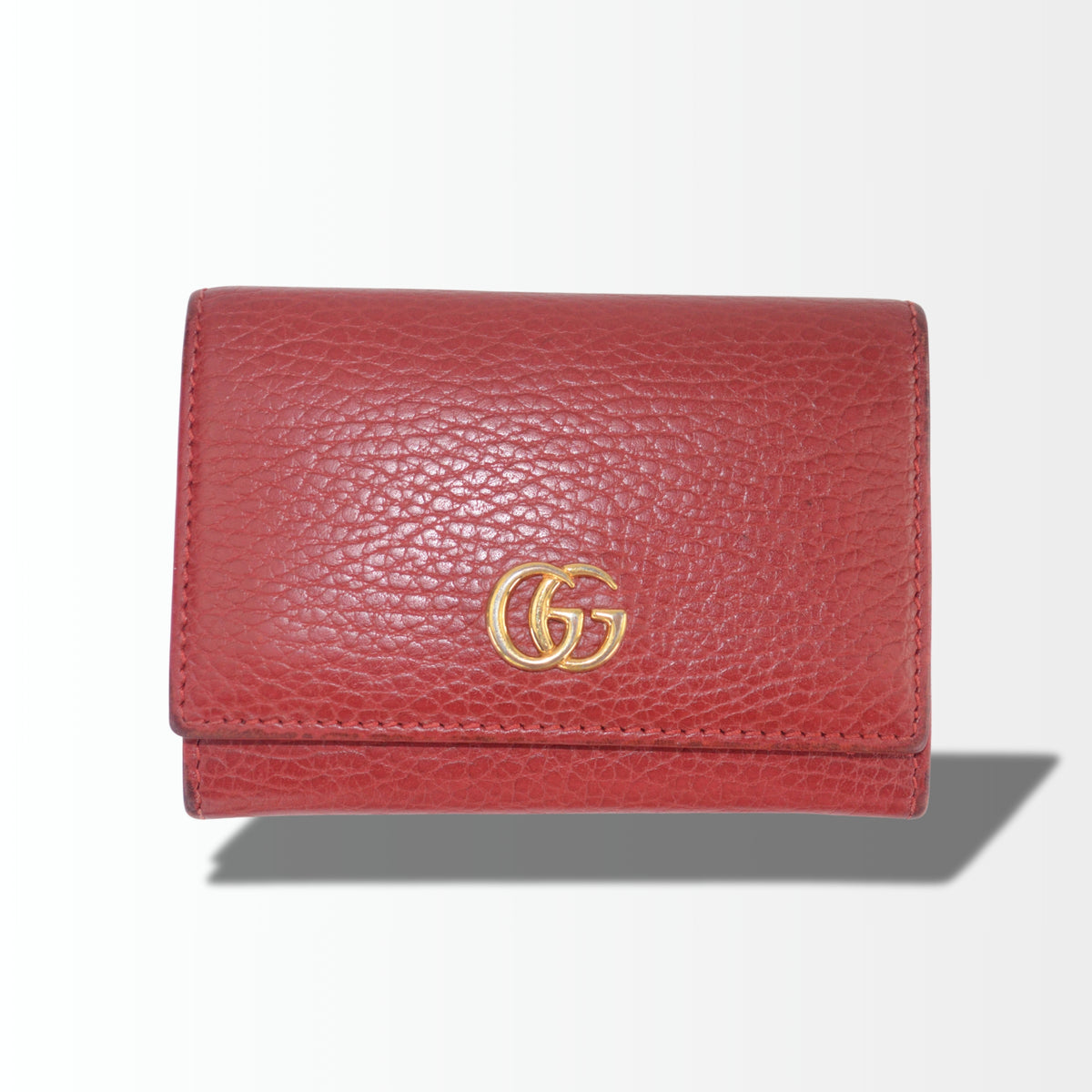 Gucci GG Marmont Kartenetui aus rotem Strukturleder mit goldfarbenem Double G in Vorderansicht