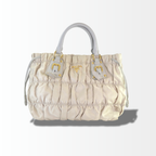 Prada Tessuto Gaufre Tote aus beigem gerafftem Nylon frontal