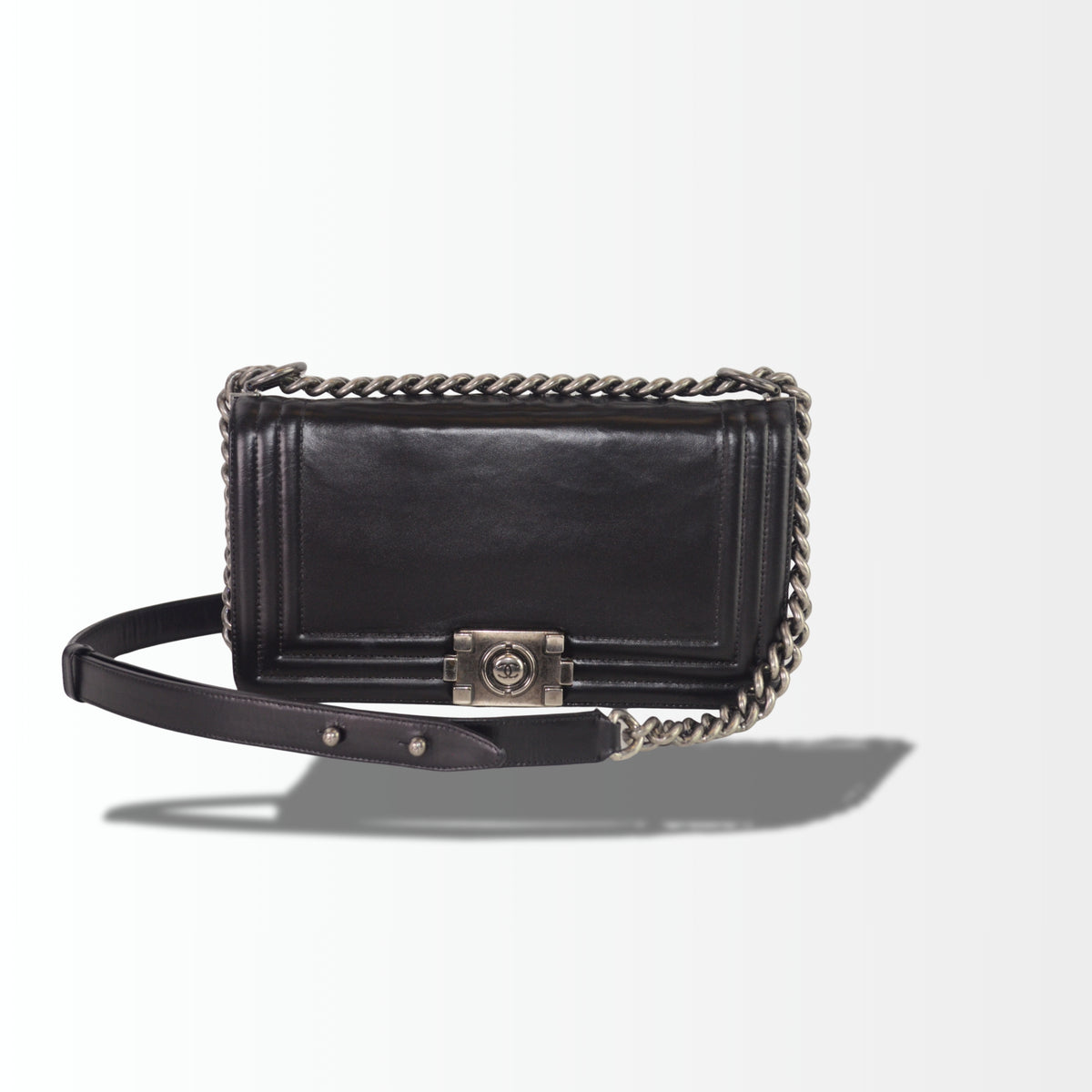 Chanel Boy Schultertasche aus schwarzem Leder mit dunkel silberfarbenem Kettenriemen – Seitenansicht