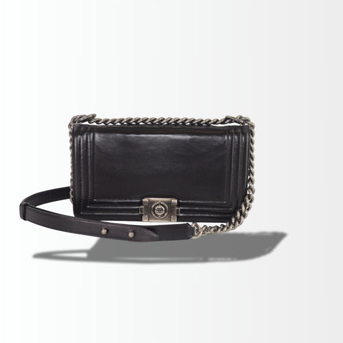 Chanel Boy Schultertasche aus schwarzem Leder mit dunkel silberfarbenem Kettenriemen – Seitenansicht