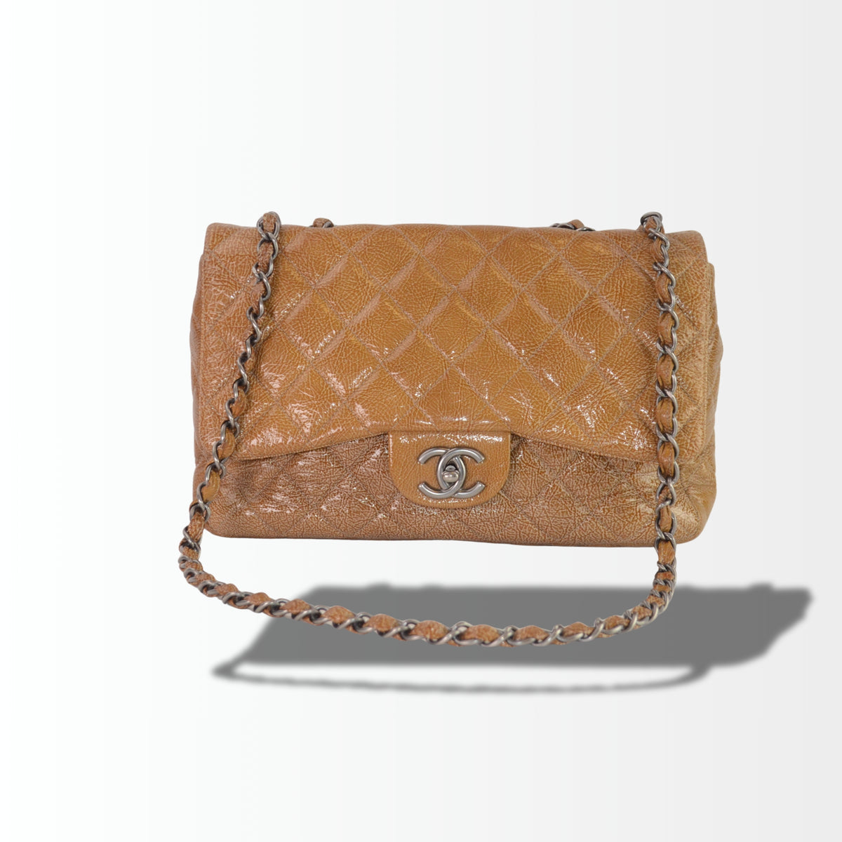 Chanel Classic Flap aus braunem Lackleder mit CC-Drehverschluss – Vorderansicht
