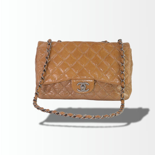 Chanel Classic Flap aus braunem Lackleder mit CC-Drehverschluss – Vorderansicht